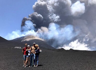 Etna: Etna: Yksityinen 4WD-aamumatka Euroopan suurimmalle tulivuorelle