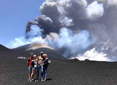 Etna: Escursione mattutina privata in fuoristrada al vulcano più grande d'E...