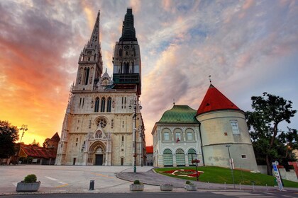 Zagreb: Private Walking Tour with Funicular Ride & Transfers