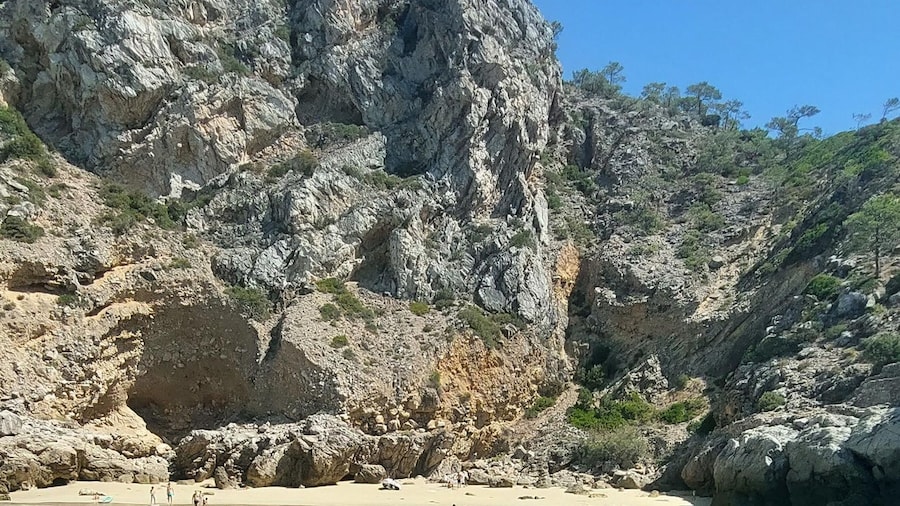 Sesimbra: Secret Bays and Beaches Boat Tour with Snorkeling