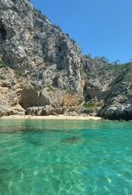 Sesimbra: Geheime Buchten und Strände Bootstour mit Schnorcheln