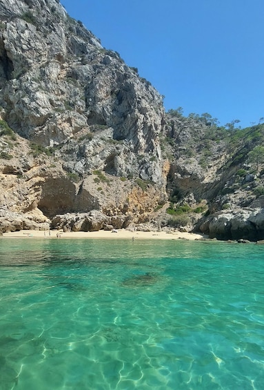 Sesimbra: Secret Bays and Beaches Boat Tour with Snorkeling