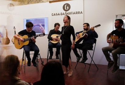 Oporto: concierto de fado con vino de Oporto en una tienda de música histór...