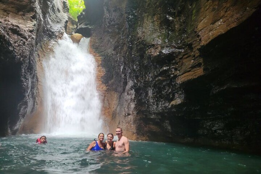 La Leona Waterfall Tour with Lunch From Tamarindo