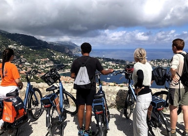 Nice dan panorama di sekitarnya dengan e-bike