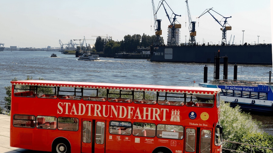 Hamburg Discovery: Bus Tour with Harbor & Alster Lake Cruise
