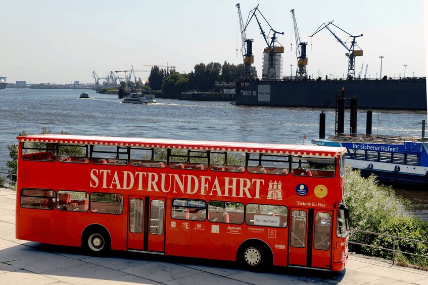 Hamburg Discovery: Bus Tour with Harbor & Alster Lake Cruise