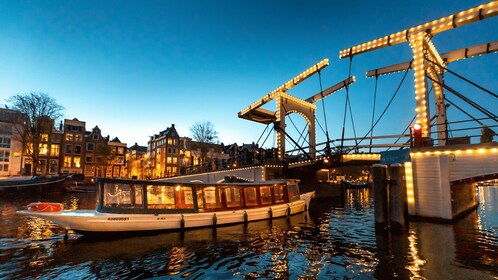 Amsterdam: Crucero nocturno por el canal con bar (abierto) a bordo