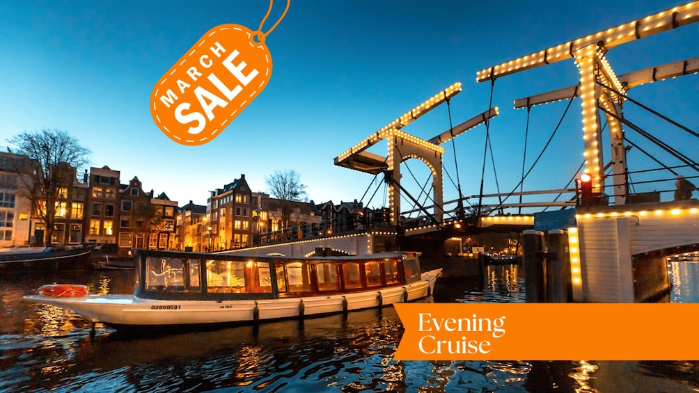 Amsterdam: Evening Canal Cruise with (Open) Bar on Board