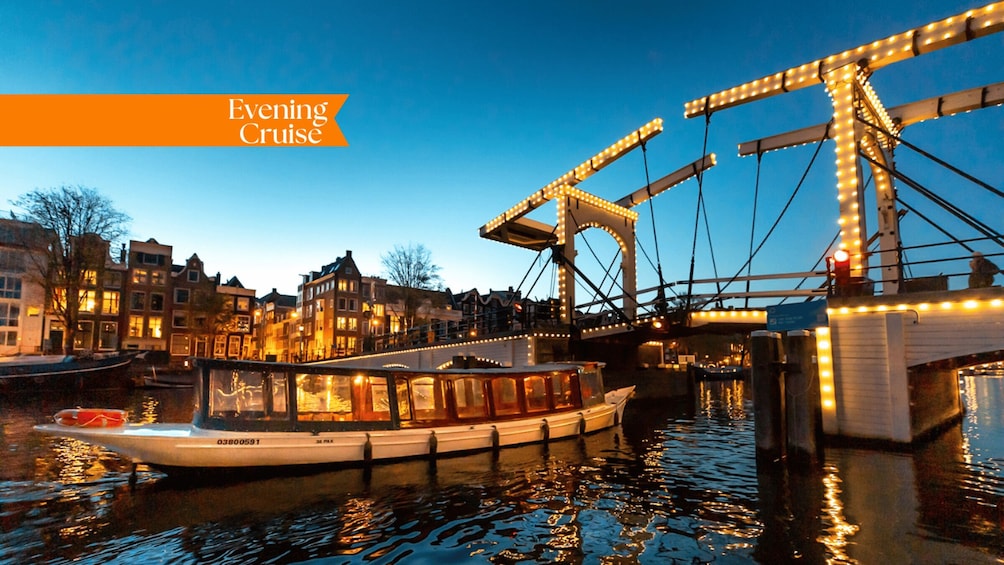 Amsterdam: Evening Canal Cruise with (Open) Bar on Board