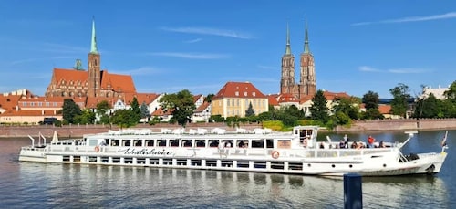 Wrocław: Long City Walk and Luxury Ship Cruise (for groups)