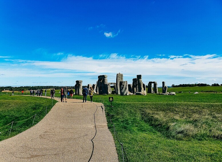 Picture 1 for Activity From London: Stonehenge and Bath Day Trip with Ticket