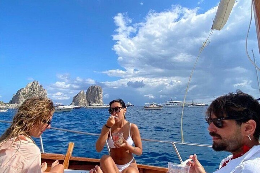 4 Hours Private Guided Tour of Capri by Boat with Pasta and Prosecco