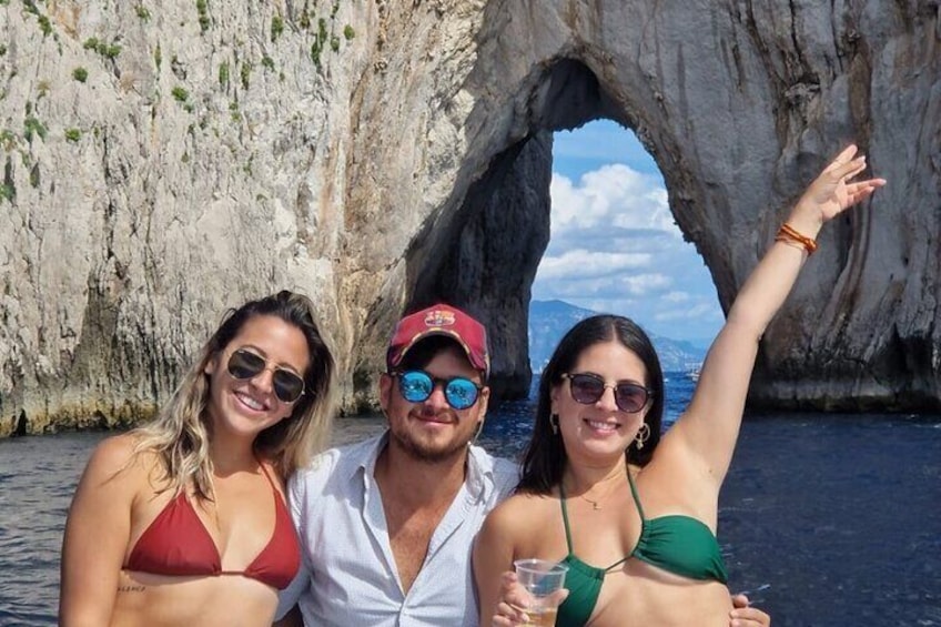 4 Hours Private Guided Tour of Capri by Boat with Pasta and Prosecco