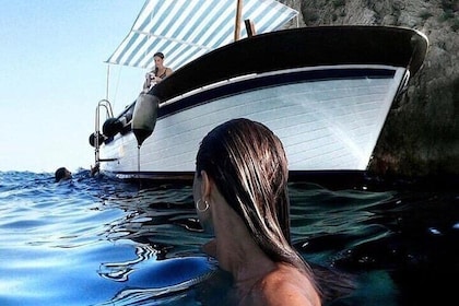 3 Hours Private Capri Boat Tour with Pasta and Prosecco