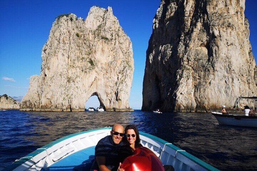 4 Hours Private Guided Tour of Capri by Boat with Pasta and Prosecco