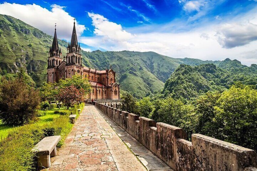 Excursion to Lakes of Covadonga and Cangas de Onís from Gijón