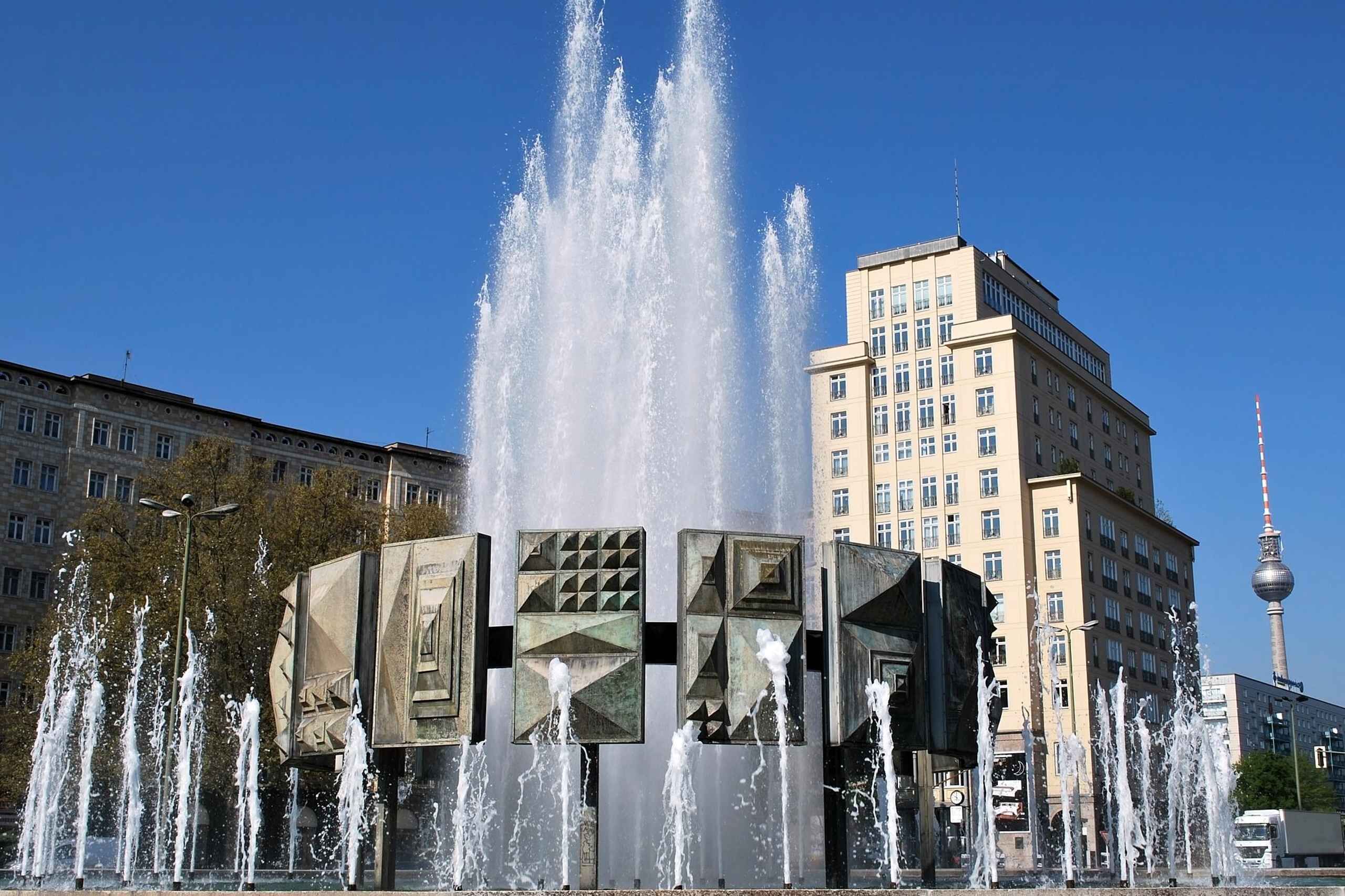 Berlin: Karl-Marx-Allee 2-Hour Tour