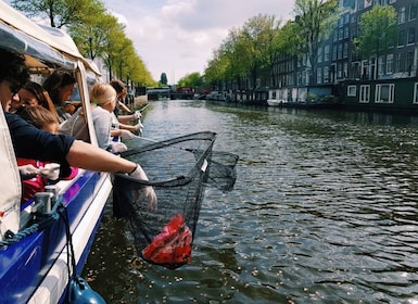 Amsterdam: Canal Plastic Fishing Cruise with Breakfast