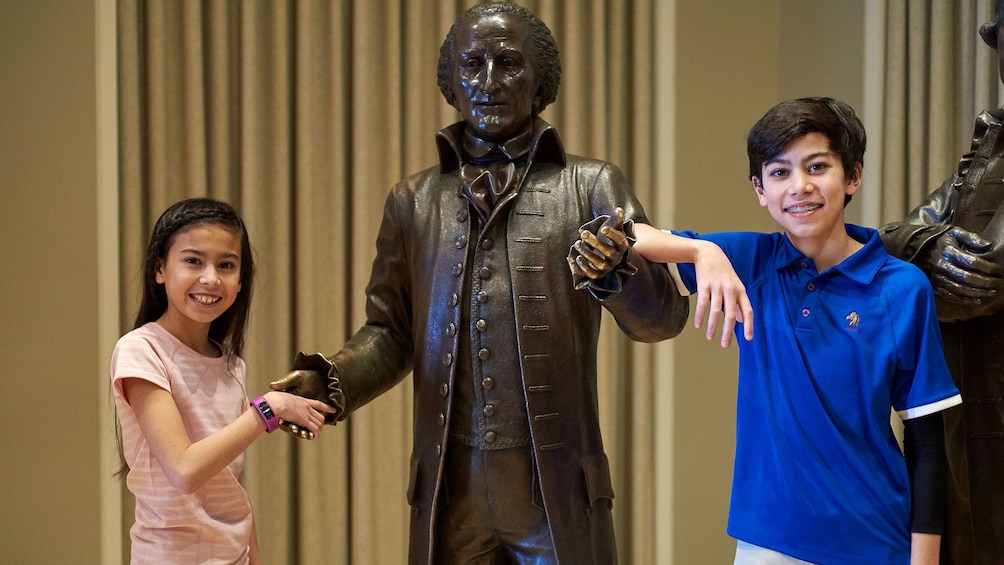 正在顯示第 5 張相片,共 10 張。 Children posing with statue in the National Constitution Center in Philadelphia