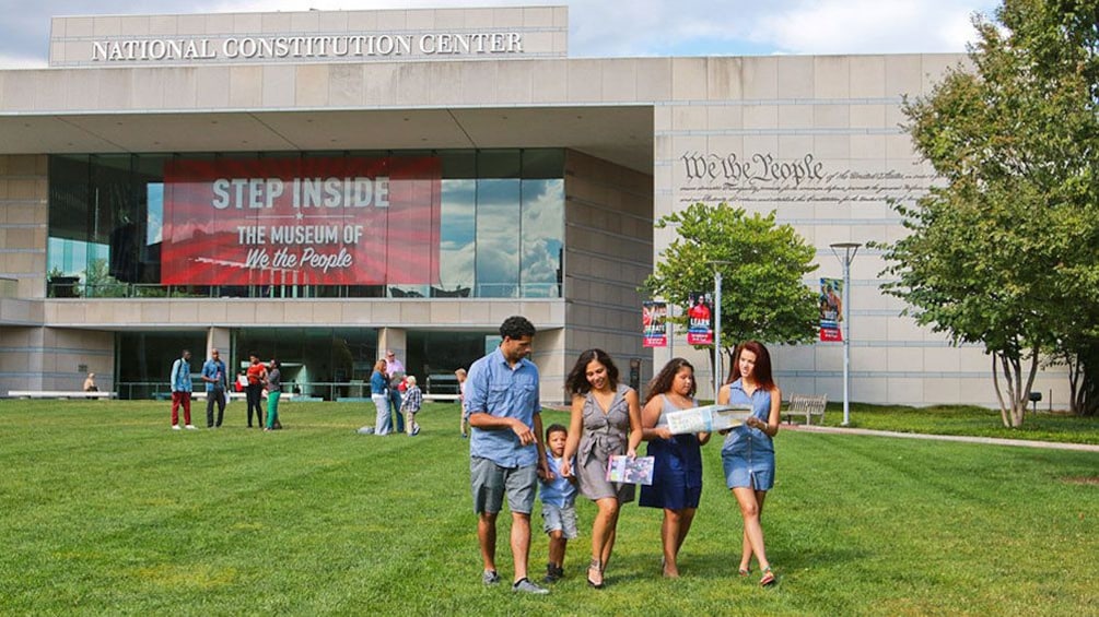 正在顯示第 2 張相片,共 10 張。 Family outside of the National Constitution Center in Philadelphia