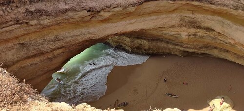 Quarteira: Geführte Katamaran-Tagestour zur Benagil-Höhle mit Getränk