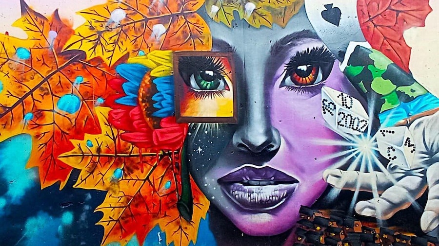 Medellín: Comuna 13 Graffiti Tour w/Street Food & Cable Car