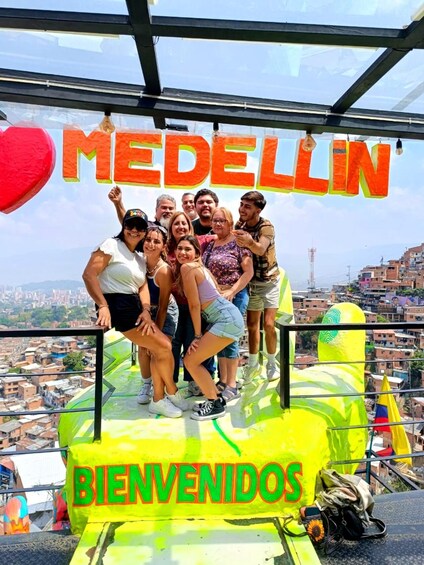 Medellín: Comuna 13 Graffiti Tour w/Street Food & Cable Car