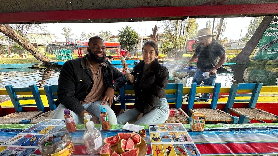 Mexico City: Xochimilco Boat Tour with Meal and Drinks