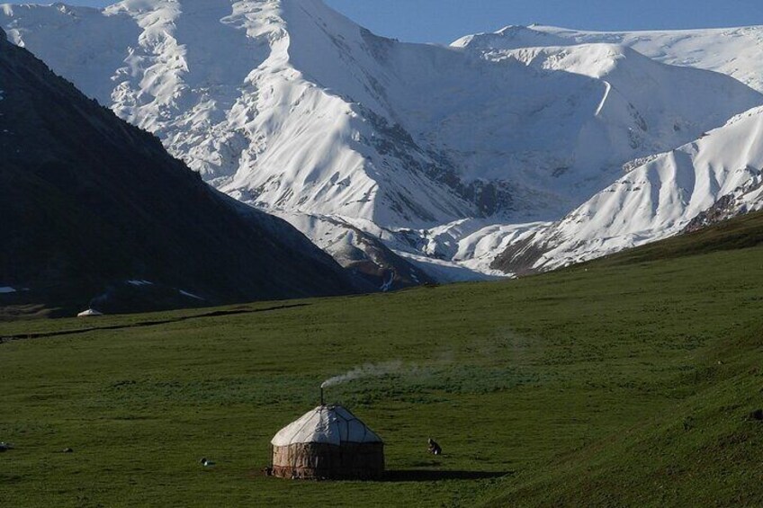 Yurt under the giant peak Lenin