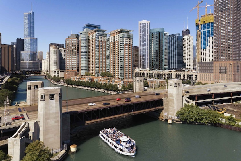 Picture 19 for Activity Chicago River: 1.5-Hour Guided Architecture Cruise