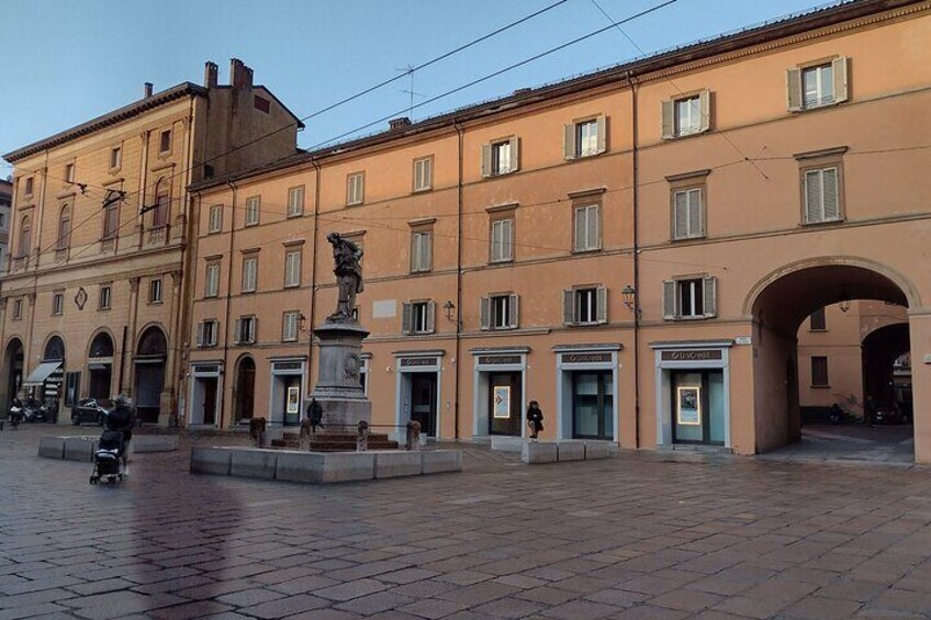 Self-Guided Audio Tour of Bologna's Ancient and Recent History