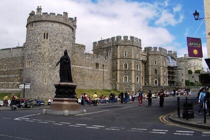 Windsor Castle Hampton Court Palace Private Tour with Admission
