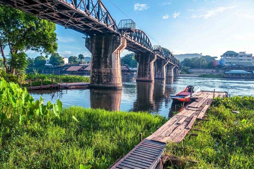 Private Floating Market & River Kwai Tour with Speedboat and Lunch