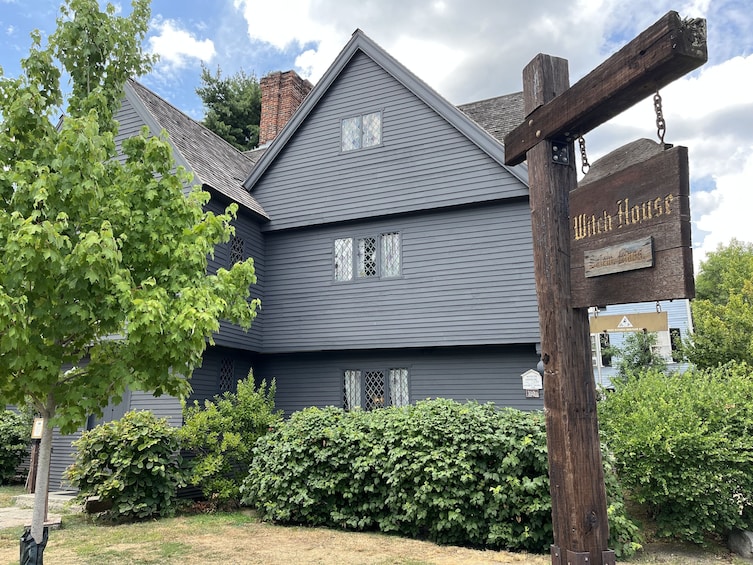 The Legacy of Witches: Salem Day Tour from Boston