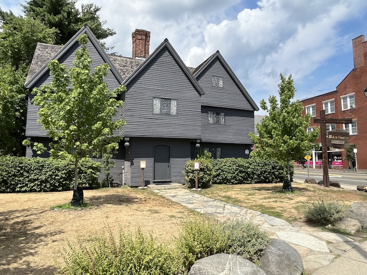 The Legacy of Witches: Salem Day Tour from Boston