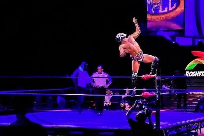 Snacks, beer and Lucha Libre experience with artist