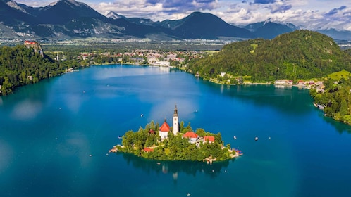 Da Lubiana: Gita alle grotte di Postumia e al lago di Bled