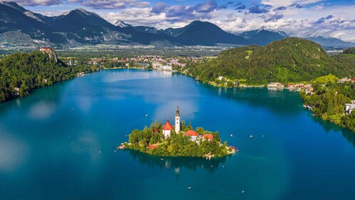 From Ljubljana: Postojna Cave & Lake Bled Trip