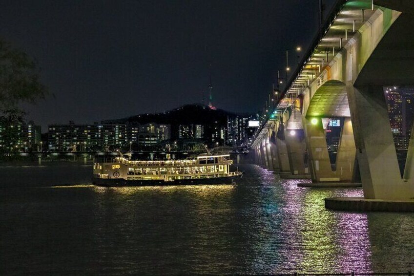 Seoul: Han River Guided Night Cruise and Hangang Park Picnic