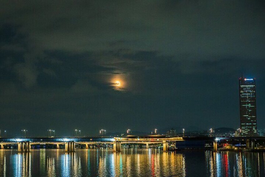 Seoul Night Picnic by Han River with Games & Evening Cruise