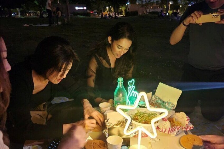 Seoul: Han River Guided Night Cruise and Hangang Park Picnic