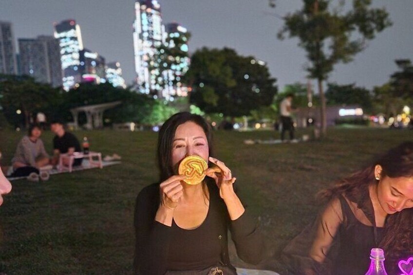 Seoul: Han River Guided Night Cruise and Hangang Park Picnic