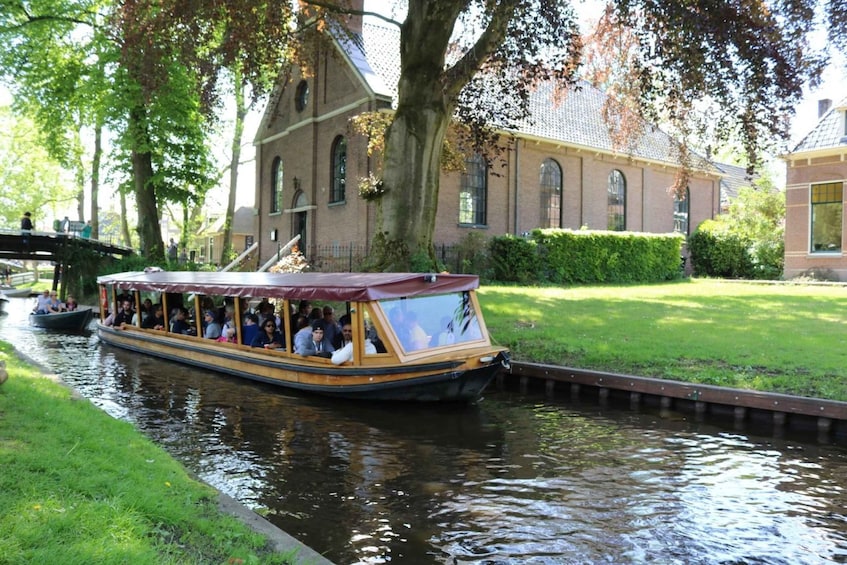 Giethoorn: Private Guided Canal Cruise with Coffee and Tea