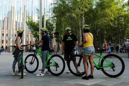 Medellin: Cykeltur i staden med lokala mat- och dryckesprovningar