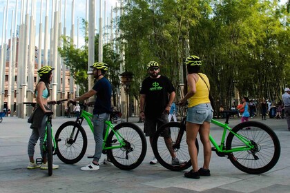 Medellín: Recorrido en bici por la ciudad con degustación de comida y bebid...