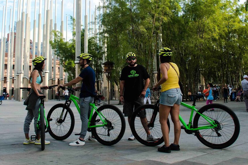 Medellin: Bike City Tour with Local Food and Drink Tastings