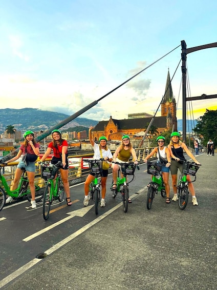Medellin: Bike City Tour with Local Food and Drink Tastings
