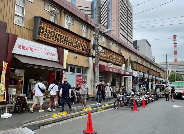 Tsukiji: Outer Market Walking Tour & Sake Tasting Experience