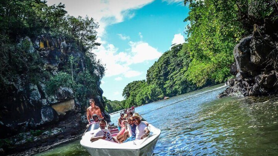 Full Day Tour 5 Island to Ile Aux Cerfs Incl. Lunch and Transfer